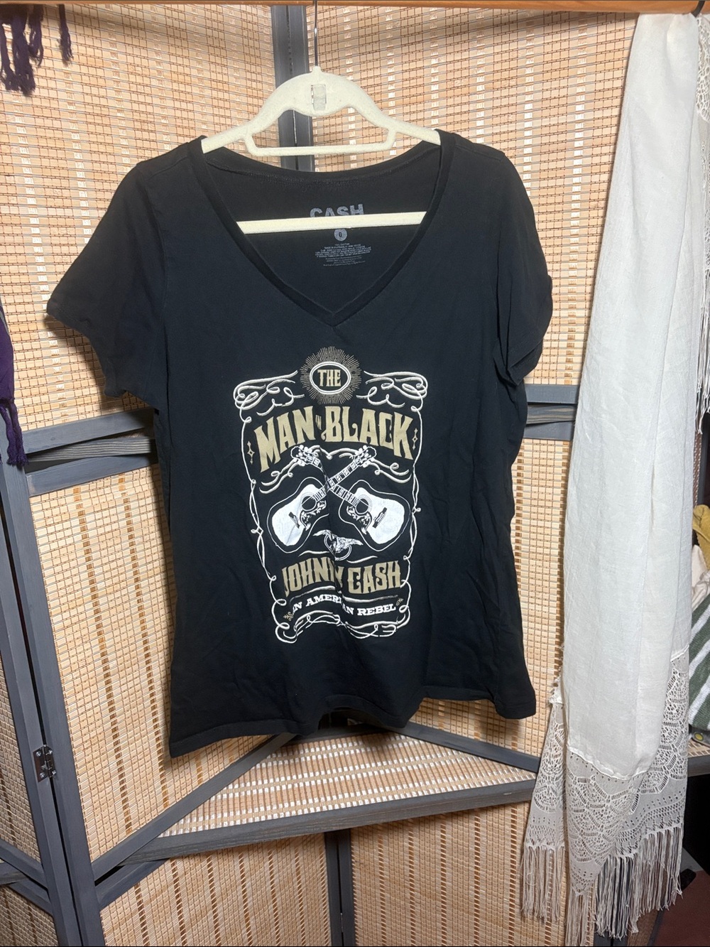 Johnny Cash 'Man in Black' Graphic V-Neck Tee - Black